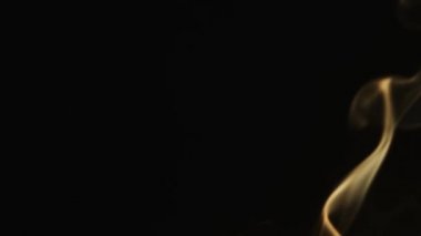Güzel küçük bir duman siyah bir arka plan. Sıcak sesi