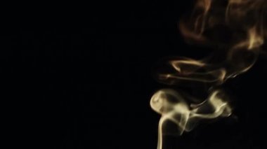 Güzel küçük bir duman siyah bir arka plan. Sıcak sesi