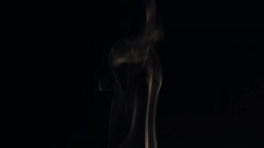 Güzel küçük bir duman siyah bir arka plan. Sıcak sesi