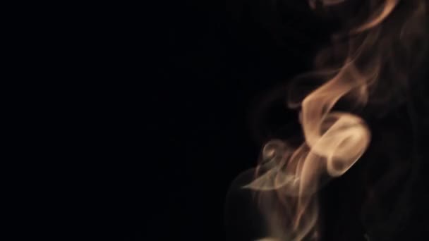 Όμορφη wisp του καπνού σε μαύρο φόντο. Θερμό τόνο — Αρχείο Βίντεο
