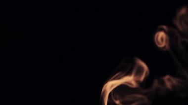 Güzel küçük bir duman siyah bir arka plan. Sıcak sesi