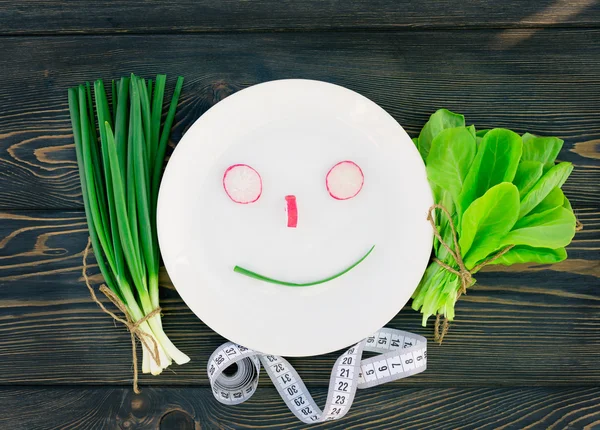 taze sebze ve otlar hammaddelerini üzerinde mutfak pişirme plaka