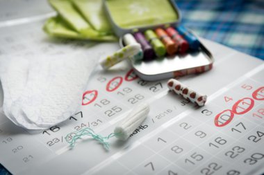 Kadın hijyen koruma, pamuk tampon ile yakın-up.menstruation takvim