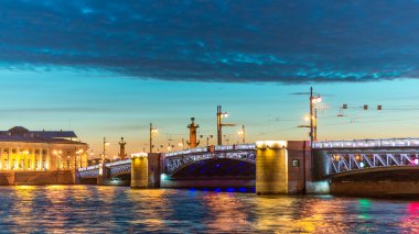 Neva Nehri. Palace bridge. st-petersburg, Rusya, beyaz gecelik