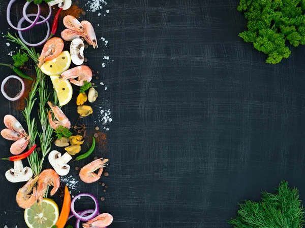 Sebze ve otlar ahşap zemin ile deniz ürünleri. Yukarıdan görüntüleyin. Metin için yer .