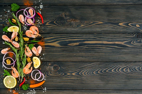 Koyu ahşap arka plan üzerinde sebze ve otlar ile Deniz Ürünleri . Yukarıdan görüntüleyin. Metin için alan .