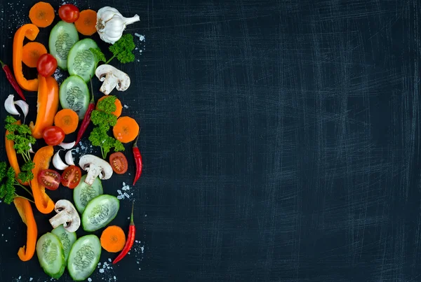 Metin için yer koyu ahşap zemin üzerine üstten görünüm taze sebze ve baharat. Vejetaryen yiyecekler, sağlık veya pişirme kavramı.