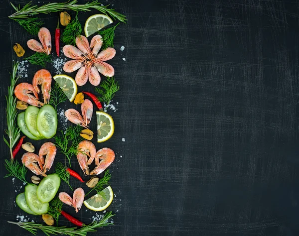 Karides sebze ve karanlık bir arka plan üzerinde yeşillik. Metin için yer. Yukarıdan görüntülemek.