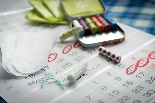 Γυναίκα υγιεινή προστασία, κλείσιμο-up.menstruation ημερολόγιο με βαμβακερό ταμπόν — Φωτογραφία Αρχείου