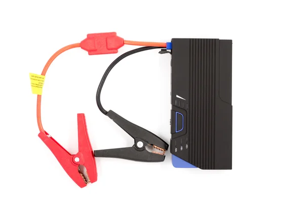 Araba aküleri için ön şarj cihazları. Arabayı hızlıca çalıştır. Beyaz arka planda şarj etme .