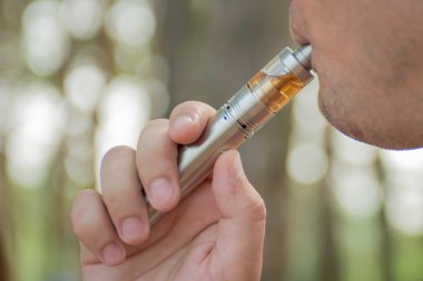 bir adamın elektronik sigara teneffüs yakın çekim