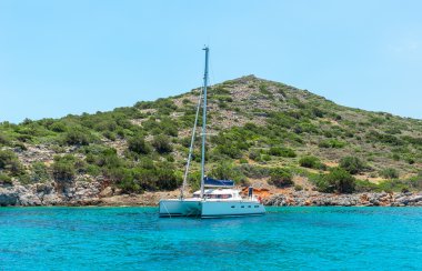 Mavi gökyüzü masmavi su beyaz katamaran