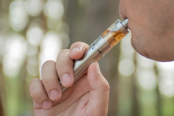 bir adamın elektronik sigara teneffüs yakın çekim