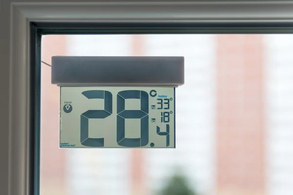 Yağmurlu havalarda pencere arkasında sokak termometre