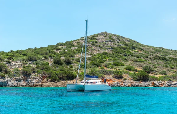 Mavi gökyüzü masmavi su beyaz katamaran