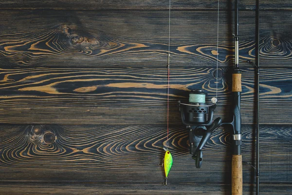 Attrezzatura da pesca su un tavolo di legno. immagine tonica — Foto Stock