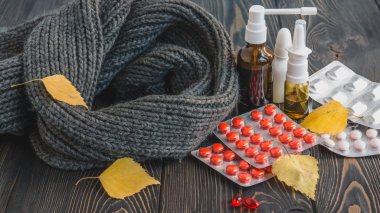 Eşarp tabletler ve ahşap bir masa uyuşturucu ile