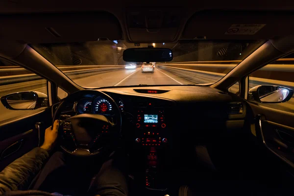 O carro em movimento à noite — Fotografia de Stock