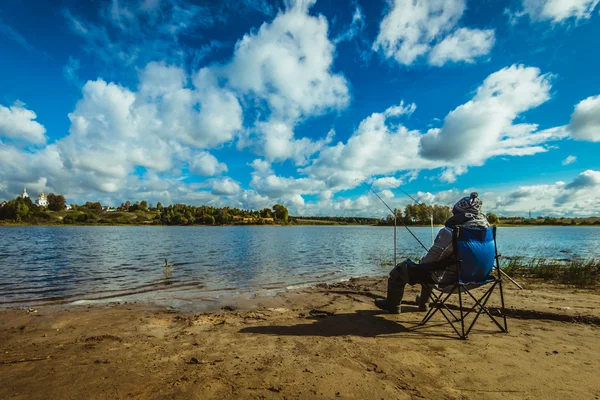 Рыбалка на берегу озера — стоковое фото
