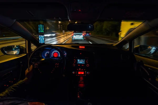 Estrada noturna vista de dentro do carro rua luz natural e outros carros é o movimento borrado — Fotografia de Stock