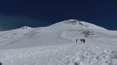 Elbruz Dağı tepesine tırmanma yürüyüşçü