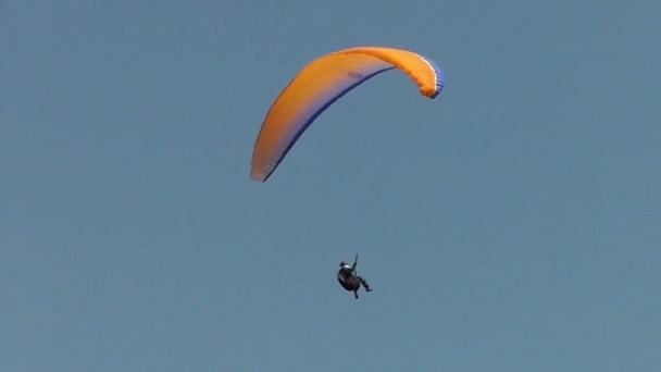 Paraplane vliegen in de lucht — Stockvideo