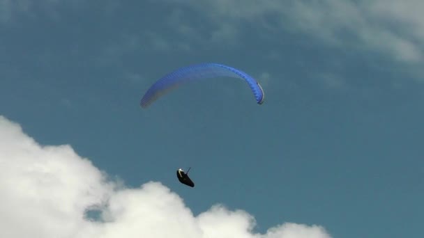 Segelflugzeug fliegt in den Wolken — Stockvideo