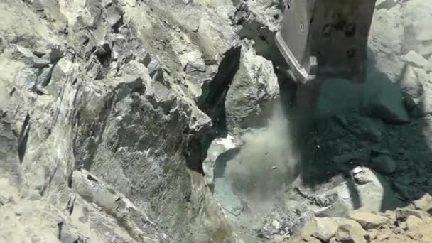 Гидравлический молот разрушает каменную скалу Видеоклип