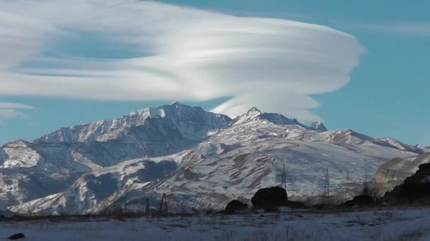 Nubes en forma de lente sobre la montaña, plan general — Vídeo de stock