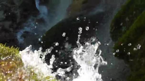 Wasser plätschert Wasserfall herunter — Stockvideo