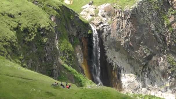 Туристы отдыхают у водопада Стоковое Видео