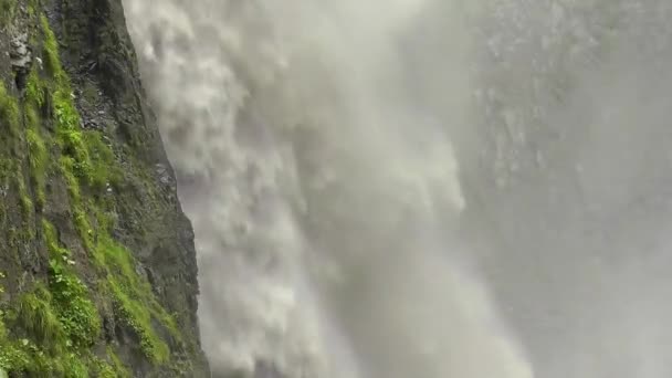 强大的山涧瀑布 — 图库视频影像