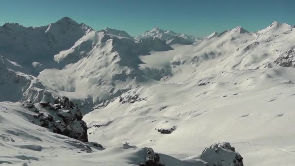 Paisaje de montaña con picos nevados — Vídeo de stock