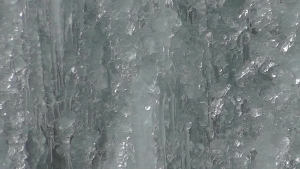 L'eau coule à travers les glaces cascade gelée — Video