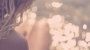 Güneş ışığı yansıması su yüzey arka plan üzerinde yarattığı yan kadından Jung.