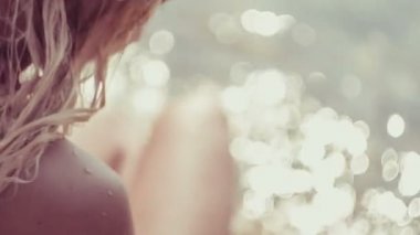 Güneş ışığı yansıması su yüzeyinde oluşturduğu yan kadından Jung