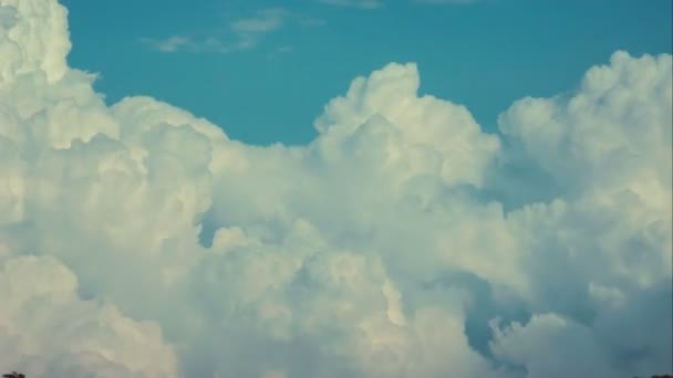 Puffy clouds before thunderstorm, daytime. Close up view. — Stock Video