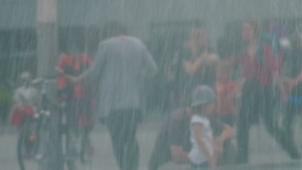 Gente en la ciudad cerca de Fountain Flow Close-Up, efecto lluvia — Vídeos de Stock