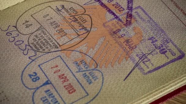 Dentro do passaporte com selos, tailandesas, seychells, deslizante curto — Vídeo de Stock