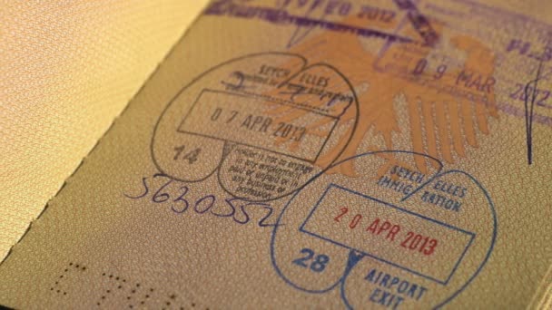 Dentro do passaporte com selos, tailandesas, seychells, deslizante curto — Vídeo de Stock