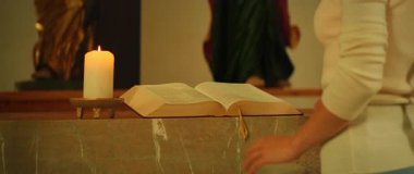Kadınlar kilisede mum başında kutsal kitap okurlar..
