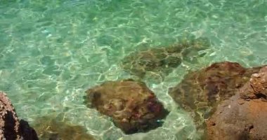 Açık sığ deniz, Hırvatistan 'da yaz mevsiminde kıyı şeridi boyunca sular altındaki kayaları ortaya çıkardı.