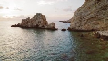 Yunanistan 'ın Kefalonia adasındaki gizli bir körfezde kayalık ve sakin deniz manzarası.