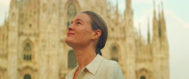 Milan 'ın merkezindeki Milan Katedrali' ne hayran gülümseyen turist.