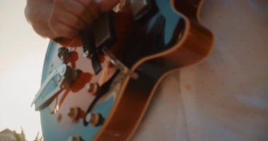 Gün batımında ellerinizi ve elektro gitarınızı kapatın..