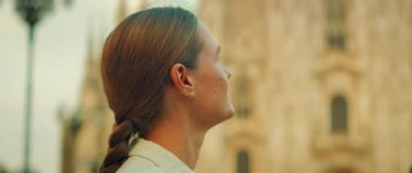 Gülümseyen turist, Milano 'nun merkezindeki Duomo di Milano' ya hayran..