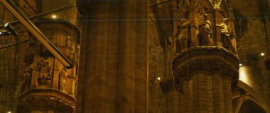 Geceleri Milan Katedrali 'nin taş sütun ve heykel ayrıntıları.