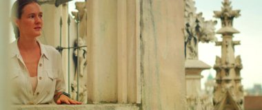 Milan Katedrali terasında yürüyen ve mimari gözlemleyen bir kadın..