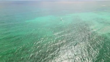 Yucatan Meksika 'da sakin bir turkuaz okyanusta ıssız bir yelkenli. Yukarıdan görülüyor..