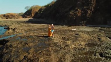 Kosta Rika 'da kayalık kıyı şeridinde bir çift okyanus manzarasının keyfini çıkarıyor..